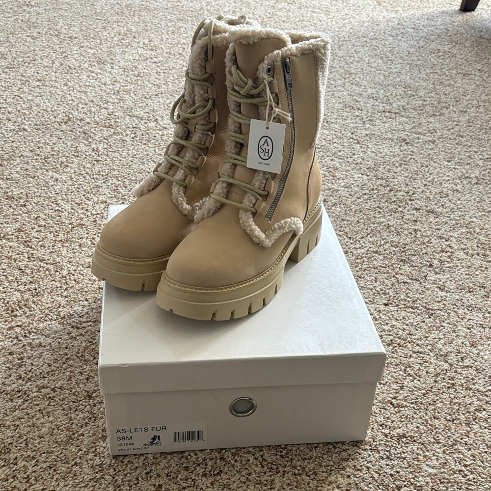 Brand New Size 38M Cozy Lace-Up Shearling Boots